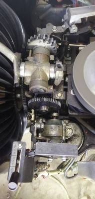 Szafa grająca ,,Rock-Ola 453,, - Zacięty mechanizm od podawania płyt. Szafa grająca ,,Rock-Ola 453,, - Zacięty mechanizm od podawania płyt.