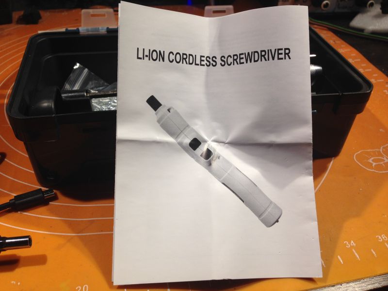 Instrukcja obsługi wkrętaka elektrycznego Li-Ion przed otwartym pudełkiem z narzędziami.