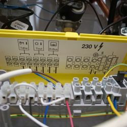 Zbliżenie na schemat elektryczny i złącza w piecu De Dietrich