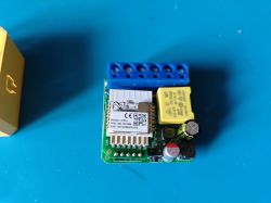 Avatto DMS16-W1 Smart Dimmer Switch Avatto DMS16-W1 smart dimmer switch with a CBU module on a blue background.