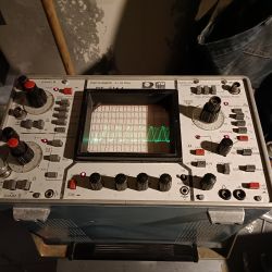 Oscyloskop DT-516A wyświetlający wykres.