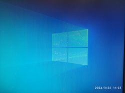 Na ekranie wyświetla się tło systemu Windows z widocznymi czerwonymi kropkami i paskami.