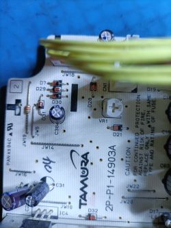 Zbliżenie na obwód drukowany w ładowarce Makita DC18RC z widocznym potencjometrem oznaczonym VR1.