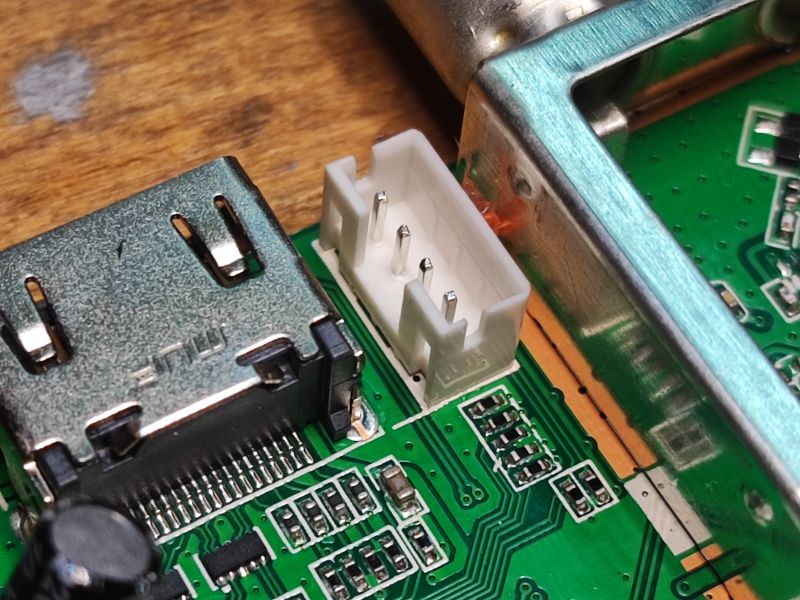 Zbliżenie na wewnętrzne złącze dekodera Opticum z widocznym gniazdem HDMI i mikrousb.