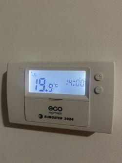 Termostat Euroster 2026 z wyświetlaczem pokazującym temperaturę 19,9°C i godzinę 14:00.