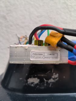 Przybliżenie na kable i etykietę modułu elektronicznego hulajnogi.