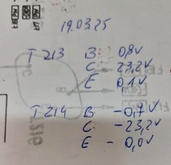 Notatki ręczne z napięciami na tranzystorach i schematem elektronicznym.