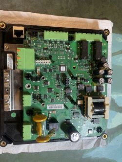 Płytka elektroniki do pomp obiegowych z różnymi elementami elektronicznymi.