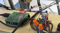 Duży robot ogrodowy, wyposażony w narzędzia do prac. Duży robot ogrodowy, wyposażony w narzędzia do prac.