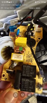 Płytka z elektroniką maszynki do mięsa z widocznymi komponentami, w tym rezystorami, cewką i przekaźnikami.