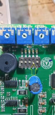 Zbliżenie płytki PCB z przełącznikiem DIP „CTS” i żółtą strzałką wskazującą przełącznik 4