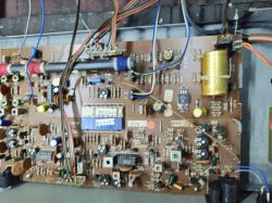 Zdjęcie przedstawia płytę główną radia z różnymi komponentami elektronicznymi i przewodami.