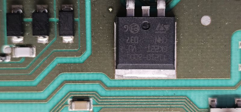 Zbliżenie na komponent elektroniczny STMicroelectronics na płytce PCB