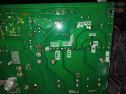Zdjęcie płytki elektronicznej przedstawiające różne oznaczenia i miejsca podłączeń.