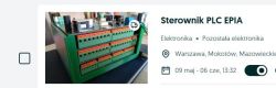 Zielony sterownik PLC EPIA z pomarańczowymi i szarymi złączami, ustawiony na biurku.