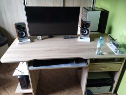 Ustawienie głośników EDIFIER R1280DB na biurku - wpływ akustyki pomieszczenia