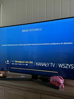 Ekran telewizora z komunikatem Brak sygnału oraz menu kanałów
