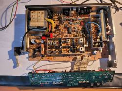 Wnętrze tunera FM Grundig MT200 z widoczną płytą główną i komponentami elektronicznymi