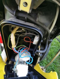 Wnętrze otwartej obudowy myjki ciśnieniowej Karcher z widoczną instalacją elektryczną i spalonymi stykami wyłącznika.