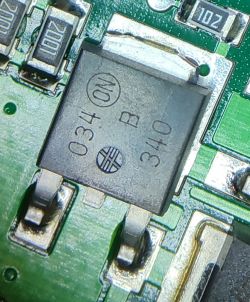 Zbliżenie na komponent ON Semiconductor 034B340 na płytce PCB modułu ABS