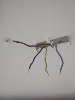 Wyrzuca bezpiecznik przy włączaniu lampy Wyrzuca bezpiecznik przy włączaniu lampy