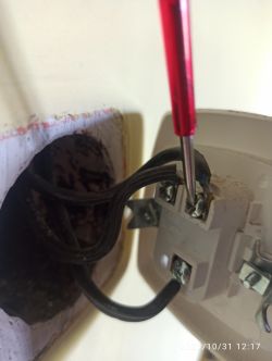 Jak podłączyć plafon w miejsce żyrandola? Problem z wyłącznikiem.