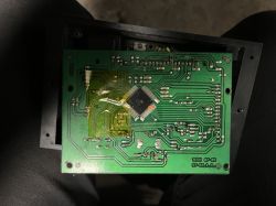 Płytka PCB sterownika z układem scalonym w obudowie QFP i śladami żółtego topnika w lewej części