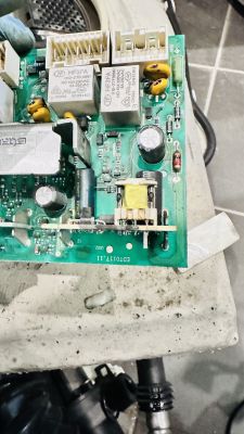 Płytka modułu sterującego pralki Indesit IWUD 41051 C ECO PL z widocznymi przekaźnikami i kondensatorami.