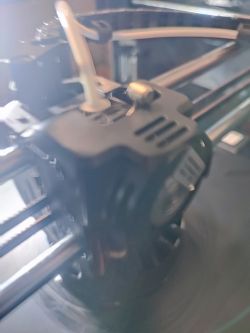 Zbliżenie na część drukarki 3D z napędem bezpośrednim.