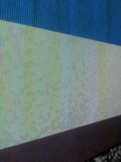 Plamy i przebarwienia na ekranie telewizora Panasonic TX-P42C10Y.