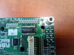 Zbliżenie na narożnik płytki PCB z układem BD7851FP i złączem białym