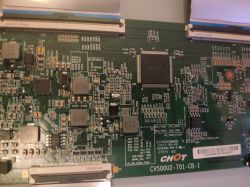Płyta drukowana z komponentami elektronicznymi T-CON, widoczne złącza i cewki.