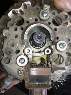 Avensis t27 1.8 Benz - Brak ładowania, regulator oryginalny, zamienniki ARE6068 i IN6302