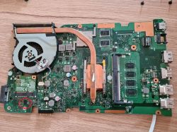 Płyta główna laptopa z zaznaczonym czerwonym kółkiem miejscem pomiaru rezystancji.