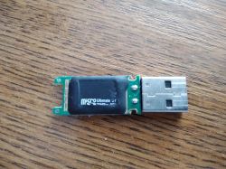 Pendrive reklamówka z kartą microSD zamiast kości pamięci - czy to norma?