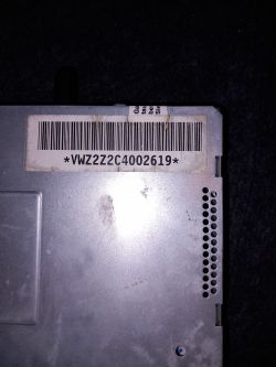 Zdjęcie metalowej obudowy radia samochodowego VW Beta 5 z widocznym numerem seryjnym VWZ2Z2C4002619.