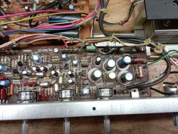 Widok wnętrza wzmacniacza Unitra Trawiata 301S z widocznymi elementami elektronicznymi.