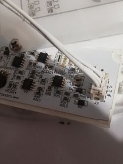 Uszkodzony sterownik LED z widocznymi elementami elektronicznymi i przewodami