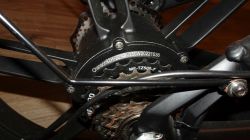 Silnik elektryczny w kole roweru typu fatbike z widocznym oznaczeniem „Chanson 92LH-20” oraz zębatką MF-TZ500-7.
