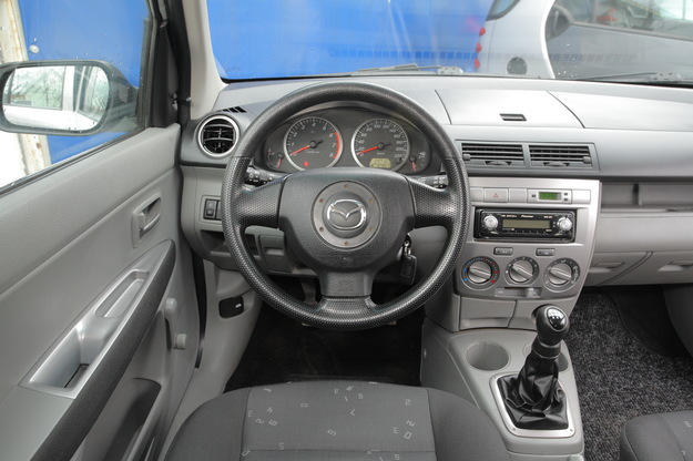 Mazda 2 zamiana radia 1 DIN na radio fabryczne.