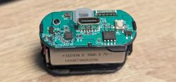 Zbliżenie układu elektronicznego z mikrokontrolerem PUYA na baterii litowej 3,7V