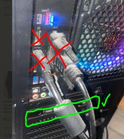 Zdjęcie tylnego panelu komputera z dwoma kablami błędnie podłączonymi do gniazdaj pionowego DP i HDMI, przekreślone na czerwono, oraz poprawnie podłączonym kablem do gniazda poziomego, zaznaczonego na zielono.