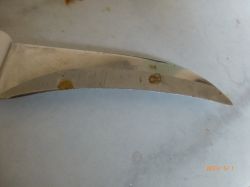 Nóż ze śladami rdzy na ostrzu.