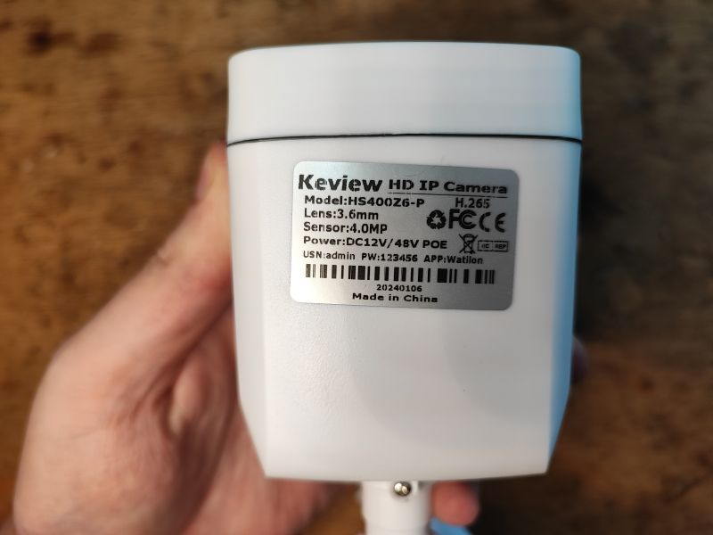 Biała kamera IP Keview HS400Z6-P trzymana w ręce.