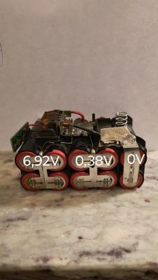 Pakiet baterii DeWalt z trzema odczytami napięcia: 6,92 V, 0,38 V, 0 V.