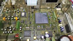 Płytka PCB z układami scalonymi i podłączonymi przewodami w radiu samochodowym