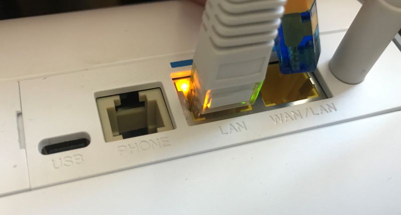 Złącza routera z podłączonymi kablami Ethernet LAN i WAN/LAN