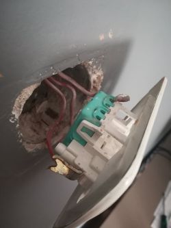 Jak podłączyć podwójny łącznik do lampy? Stara instalacja.
