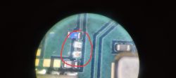 Zbliżenie na płytkę drukowaną telefonu Samsung S22 5G z zaznaczonym czerwonym kółkiem brakującym elementem.