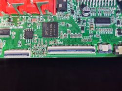 Nahaufnahme einer Leiterplatte mit FIC200S-Chip und Flachbandanschlüssen